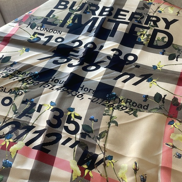 Limited edition Burberry scarf NWOT…beautiful ❤️❤️❤️ - Picture 3 of 16